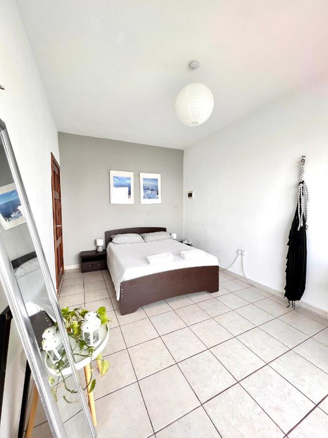 F8 1 Seaview Room, Living And Bathroom Shared , Stjulians Saint Julian's Eksteriør bilde