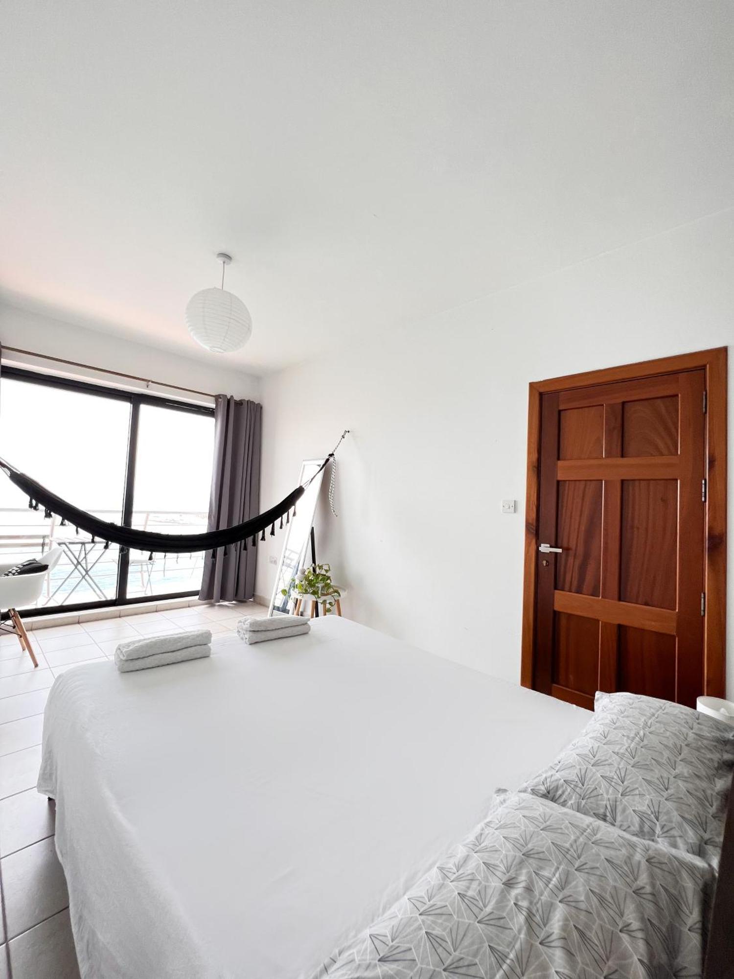 F8 1 Seaview Room, Living And Bathroom Shared , Stjulians Saint Julian's Eksteriør bilde