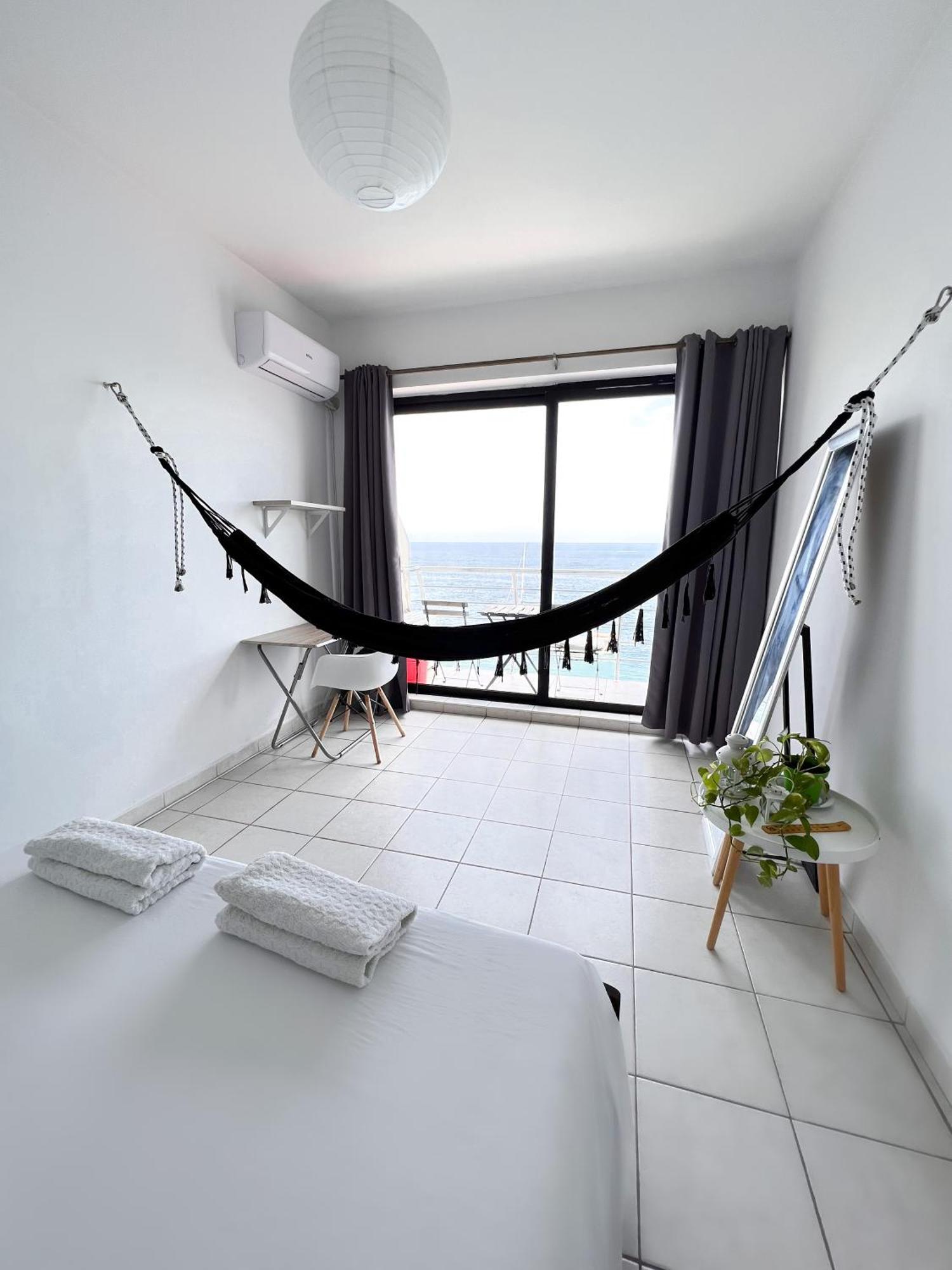 F8 1 Seaview Room, Living And Bathroom Shared , Stjulians Saint Julian's Eksteriør bilde